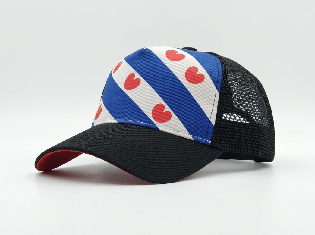 Le Roy Classic zwarte Friese trucker pet met Friese vlag en rode pompeblêden