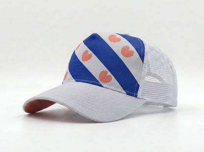 Le Roy Sakura witte Friesland trucker pet met zachtroze pompeblêden